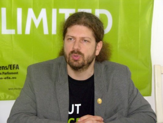 Cernea prezintă la Constanţa draftul legii privind câinii comunitari